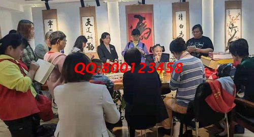 10月12日，簡(jiǎn)單好做，珠繡可以寄到家做的手工活對(duì)加工人員有什么要求？ 圖為手工之家優(yōu)秀繡娘培訓(xùn)會(huì)剪影