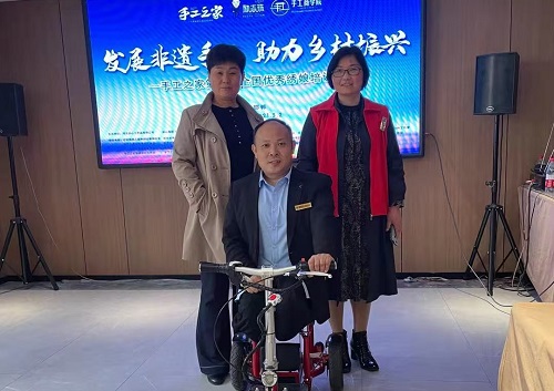 10月14日，手工活拿回家做，想接正規(guī)廠家的手工活，選擇非遺項(xiàng)目勵(lì)志珠珠繡的人很多，圖為手工之家歷次優(yōu)秀繡娘培訓(xùn)會(huì)部分參訓(xùn)人員與郝總合影