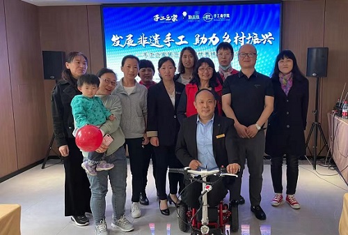 10月14日，手工活拿回家做，想接正規(guī)廠家的手工活，選擇非遺項(xiàng)目勵(lì)志珠珠繡的人很多，圖為手工之家歷次優(yōu)秀繡娘培訓(xùn)會(huì)部分參訓(xùn)人員與郝總合影