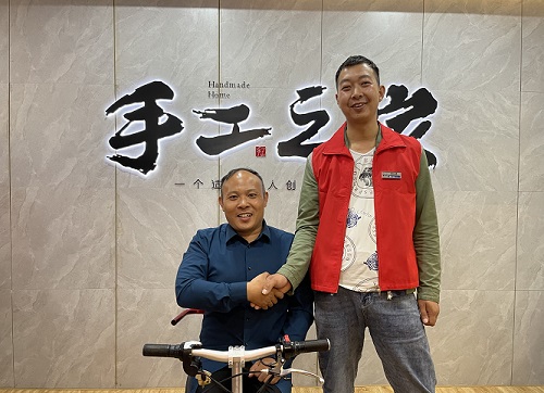 10月14日，手工活拿回家做，想接正規(guī)廠家的手工活，選擇非遺項(xiàng)目勵(lì)志珠珠繡的人很多，圖為手工之家歷次優(yōu)秀繡娘培訓(xùn)會(huì)部分參訓(xùn)人員與郝總合影