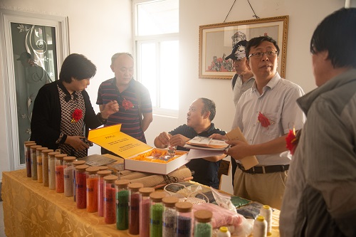 10月29日，拿回家做的手工活，想接正規(guī)企業(yè)的手工活，實地考察重不重要？圖為手工之家創(chuàng)始人參加一些活動的剪影
