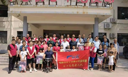 10月29日，拿回家做的手工活，想接正規(guī)企業(yè)的手工活，實地考察重不重要？圖為手工之家創(chuàng)始人參加一些活動的剪影