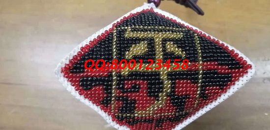 11月10日，想做手工活掙錢，正規(guī)手工活外發(fā)加工項(xiàng)目可以自己做，也可以代理加工，圖為勵(lì)志珠珠繡小飾品成品實(shí)拍