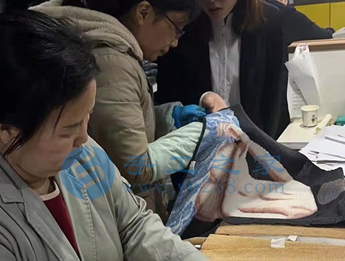 2月26日，在家做手工活靠譜，創(chuàng)意珠繡串珠手工活外發(fā)加工項目就來十多年的手工企業(yè)，圖為手工之家倉儲部日常工作剪影