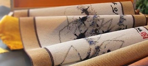 3月13日，在家做手工活，正規(guī)手工活外發(fā)加工企業(yè)的材料倉(cāng)庫(kù)，是這樣對(duì)外寄發(fā)材料的，圖為勵(lì)志珠珠繡成品細(xì)節(jié)實(shí)拍