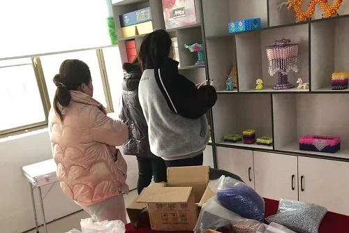 讓農(nóng)民農(nóng)閑時有份收入，他們這樣去做了 --- --- 記手工之家與邯鄲邱縣某村合作的手工培訓室落地