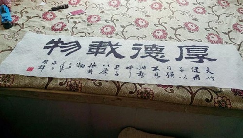 3月17日，在家有什么手工活，認(rèn)真了解，就知道手工之家的珠繡串珠手工活外發(fā)加工項(xiàng)目可信可靠，圖為加工人員反饋勵(lì)志珠珠繡（字畫類）成品圖