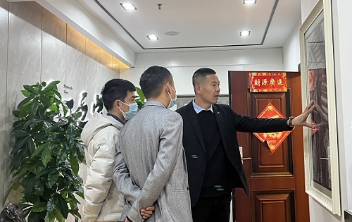 3月23日，想接正規(guī)廠家的手工活，純手工活外發(fā)加工項目，十多年的手工之家有非遺傳統(tǒng)手工珠繡，圖為手工之家接待考察合作加工客戶剪影