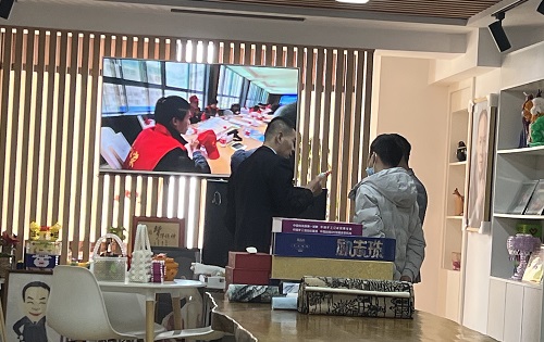 3月23日，想接正規(guī)廠家的手工活，純手工活外發(fā)加工項目，十多年的手工之家有非遺傳統(tǒng)手工珠繡，圖為手工之家接待考察合作加工客戶剪影