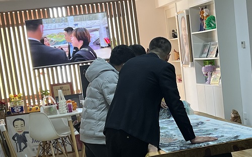 3月23日，想接正規(guī)廠家的手工活，純手工活外發(fā)加工項目，十多年的手工之家有非遺傳統(tǒng)手工珠繡，圖為手工之家接待考察合作加工客戶剪影