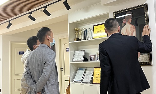 3月23日，想接正規(guī)廠家的手工活，純手工活外發(fā)加工項目，十多年的手工之家有非遺傳統(tǒng)手工珠繡，圖為手工之家接待考察合作加工客戶剪影