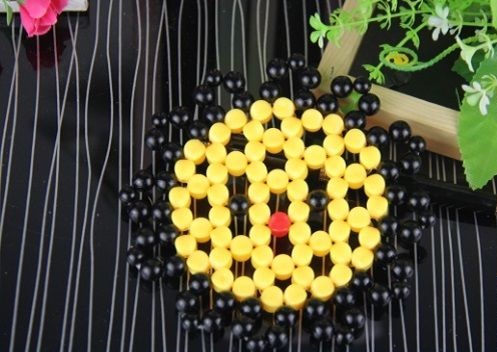 3月27日，年輕人也喜歡在家工作，把手工活拿回家做，手工之家會(huì)提供成品參考和驗(yàn)收標(biāo)準(zhǔn)，圖為勵(lì)志珠珠繡串珠手工產(chǎn)品剪影