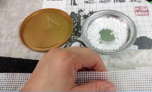 4月2日，在家做手工活掙錢，寄到家做的手工活，這個外發(fā)手工活的加工費如何結(jié)算？圖為勵志珠珠繡串珠手工產(chǎn)品剪影