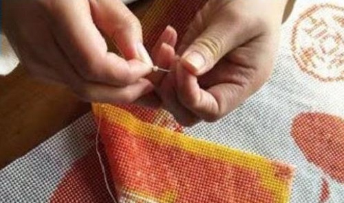 4月2日，在家做手工活掙錢，寄到家做的手工活，這個外發(fā)手工活的加工費如何結(jié)算？圖為勵志珠珠繡串珠手工產(chǎn)品剪影