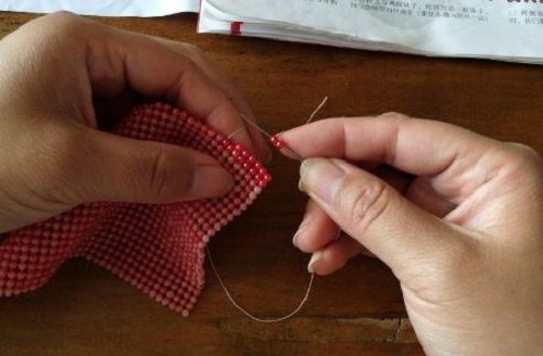 4月2日，在家做手工活掙錢，寄到家做的手工活，這個外發(fā)手工活的加工費如何結(jié)算？圖為勵志珠珠繡串珠手工產(chǎn)品剪影