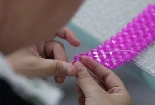4月2日，在家做手工活掙錢，寄到家做的手工活，這個外發(fā)手工活的加工費如何結(jié)算？圖為勵志珠珠繡串珠手工產(chǎn)品剪影