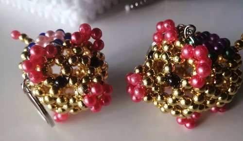 4月22日，想接正規(guī)廠家的手工活，大家在家找手工活做，手工之家珠繡串珠外發(fā)手工活為什么很適合在家做，圖為勵志珠珠繡串珠手工產品剪影(圖1)