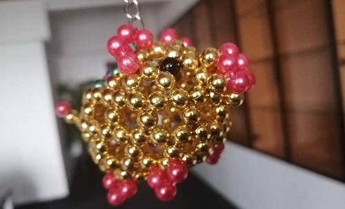 4月22日，想接正規(guī)廠家的手工活，大家在家找手工活做，手工之家珠繡串珠外發(fā)手工活為什么很適合在家做，圖為勵志珠珠繡串珠手工產品剪影(圖4)