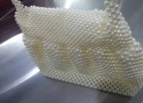 4月23日，拿回家做的手工活，在家做手工活掙錢，選擇手工之家，這里的加工費(fèi)高嗎？圖為勵(lì)志珠珠繡串珠手工珠包產(chǎn)品剪影