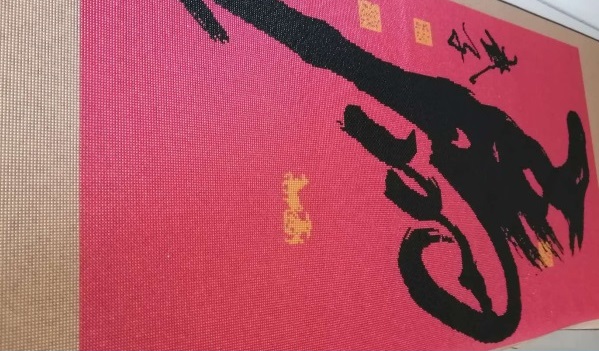 5月9日，手工外發(fā)加工網(wǎng)，全國正規(guī)手工活平臺有哪些，手工之家的加工人員在交流中成為朋友，圖為勵志珠珠繡串珠手工產(chǎn)品剪影