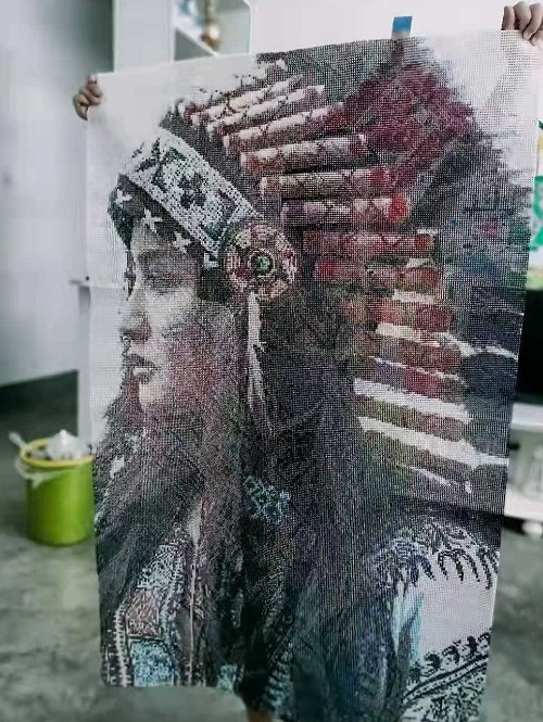 5月11日，手工串珠兼職，加工活外放的正規(guī)公司，真實是十多年老手工企業(yè)手工之家的一張重要名片，圖為勵志珠珠繡串珠手工加工現(xiàn)場剪影