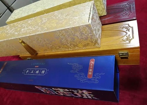 5月12日，農(nóng)村手工活加工項(xiàng)目代，帶回家做手工活，手工之家這樣做，大家自然很放心，圖為勵(lì)志珠珠繡手工產(chǎn)品多款外包裝剪影
