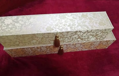 5月12日，農(nóng)村手工活加工項(xiàng)目代，帶回家做手工活，手工之家這樣做，大家自然很放心，圖為勵(lì)志珠珠繡手工產(chǎn)品多款外包裝剪影