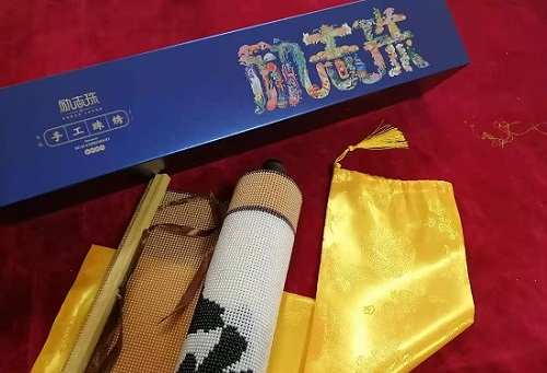 5月12日，農(nóng)村手工活加工項(xiàng)目代，帶回家做手工活，手工之家這樣做，大家自然很放心，圖為勵(lì)志珠珠繡手工產(chǎn)品多款外包裝剪影