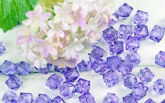 5月21日，純手工活代加工，正規(guī)純手工活外發(fā)，大家為什么都說手工之家的珠繡串珠外發(fā)手工活好學好做？圖為珠繡立體串珠手工多色繡珠剪影 