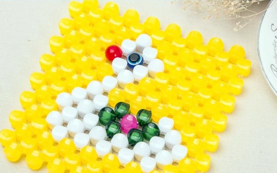 5月22日，找附近手工活拿回家做，手工外發(fā)加工網(wǎng)，想做珠繡串珠手工掙錢，該怎么與手工之家合作？圖為勵(lì)志珠珠繡串珠手工產(chǎn)品剪影