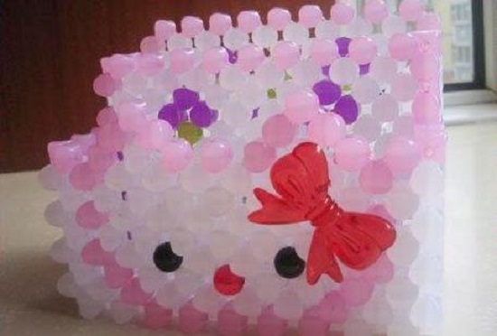 6月2日，在家做的手工活正規(guī)平臺(tái)，帶回家做手工活，手工之家在材料提供上也人性化，圖為勵(lì)志珠珠繡串珠手工產(chǎn)品剪影