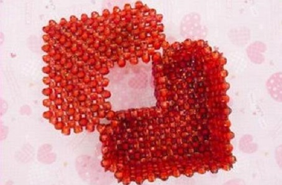 6月2日，在家做的手工活正規(guī)平臺(tái)，帶回家做手工活，手工之家在材料提供上也人性化，圖為勵(lì)志珠珠繡串珠手工產(chǎn)品剪影
