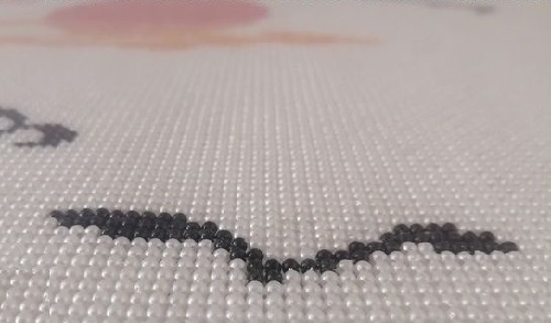 為什么大家都非常努力做這里的串珠加工手工活呢？(圖1)