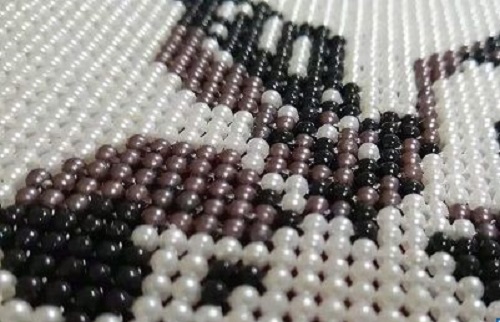 6月7日，接手工活訂單的平臺，在家兼職手工活，手工之家的珠繡串珠外發(fā)手工活為什么適合創(chuàng)業(yè)？圖為勵志珠珠繡手工產品細節(jié)剪影