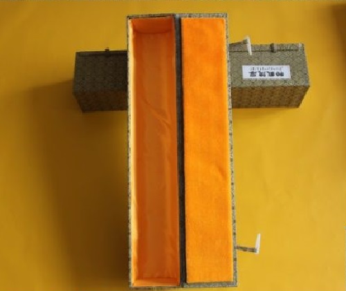 6月11日，手工活外發(fā)加工，正規(guī)手工活大批量外發(fā)加工，手工之家對珠繡手工的專業(yè)和全面，圖為勵志珠珠繡手工產(chǎn)品外包裝剪影