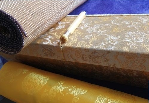 6月12日，拿回家做的手工活大批，可靠的手工活外發(fā)，不管什么合作方式，在手工之家都沒有后顧之憂，圖為勵(lì)志珠珠繡手工成品外包裝剪影
