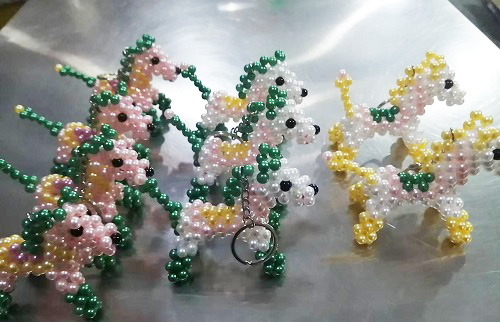 6月14日，全國正規(guī)手工活平臺有哪些，農(nóng)村手工活加工項(xiàng)目代，手工之家實(shí)現(xiàn)創(chuàng)業(yè)夢想的好地方，圖為勵(lì)志珠珠繡串珠手工產(chǎn)品剪影