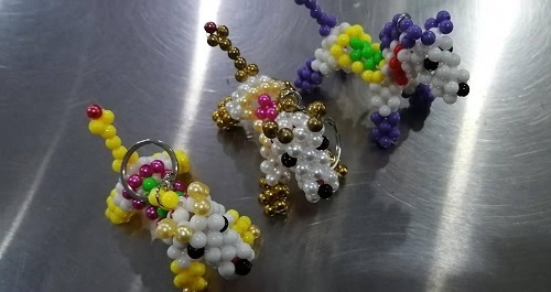 6月14日，全國正規(guī)手工活平臺有哪些，農(nóng)村手工活加工項(xiàng)目代，手工之家實(shí)現(xiàn)創(chuàng)業(yè)夢想的好地方，圖為勵(lì)志珠珠繡串珠手工產(chǎn)品剪影