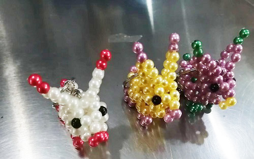 6月26日，正規(guī)手工活接單平臺(tái)，拿回家做的手工活，手工之家的非遺傳統(tǒng)手工珠繡發(fā)展有好的條件和基礎(chǔ)，圖為勵(lì)志珠珠繡串珠手工產(chǎn)品剪影