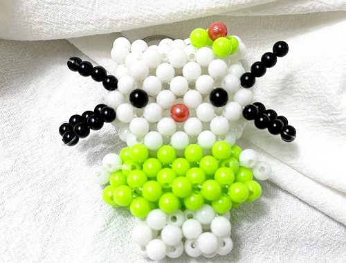 7月3日，手工活外發(fā)加工，手工活接單平臺，手工之家的珠繡串珠手工的研發(fā)、加工、銷售，一個也不能少，圖為勵志珠珠繡串珠手工產(chǎn)品剪影