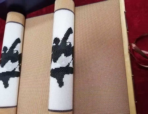 7月6日，手工活拿回家做，代加工手工活，手工之家的非遺傳統(tǒng)手工珠繡給人榮譽(yù)感、成就感，圖為勵(lì)志珠珠繡串珠手工產(chǎn)品剪影