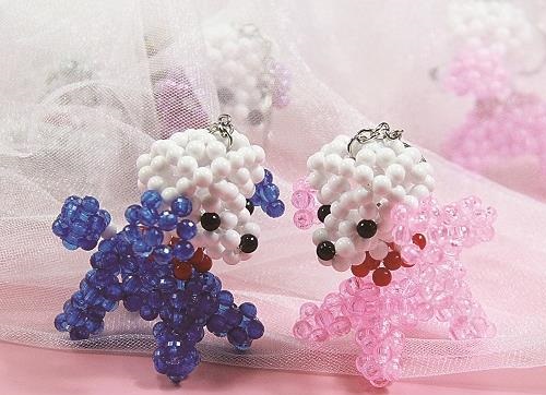 7月22日， 接手工活訂單的平臺，正規(guī)純手工活外發(fā)，手工之家有兩種合作方式，都很受歡迎，圖為勵志珠珠繡串珠手工產(chǎn)品剪影