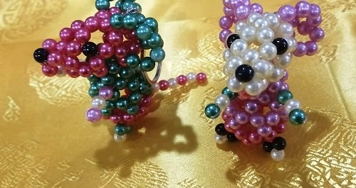 7月29日，正規(guī)純手工活外發(fā)，手工活外發(fā)加工，合作共贏成就手工之家與加工人員的良好關(guān)系，圖為勵志珠珠繡串珠手工產(chǎn)品剪影