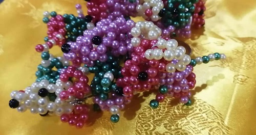 7月29日，正規(guī)純手工活外發(fā)，手工活外發(fā)加工，合作共贏成就手工之家與加工人員的良好關(guān)系，圖為勵志珠珠繡串珠手工產(chǎn)品剪影