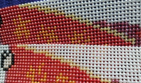 8月3日，純手工活代加工，農(nóng)村手工活加工項目，做手工之家的外發(fā)手工活是一件幸福的事，圖為勵志珠珠繡串珠手工產(chǎn)品剪影