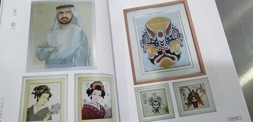 8月17日，純手工活外發(fā)加工，在家做手工活，善于總結(jié)、善于學(xué)習(xí)、善于創(chuàng)新，手工之家與加工人員攜手前行，圖為勵(lì)志珠珠繡手工產(chǎn)品手冊剪影