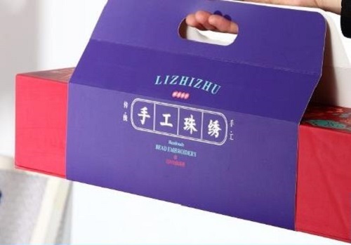 8月28日，在家兼職手工活加工，手工活外發(fā)加工正規(guī)的廠家，手工之家的產(chǎn)品體系出發(fā)點是傳統(tǒng)手工傳承和市場需要，圖為勵志珠珠繡手工產(chǎn)品一款外包裝剪影