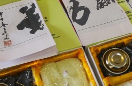 9月10日，手工活外發(fā)加工正規(guī)的廠家，正規(guī)供料的手工活，在手工之家做手工掙錢不擔(dān)心，圖為勵(lì)志珠珠繡串珠手工材料套件剪影