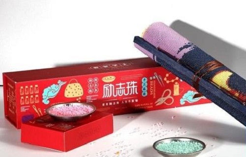 居家做非遺勵志珠珠繡手工活賺錢，工作之余有份收入真好(圖1)
