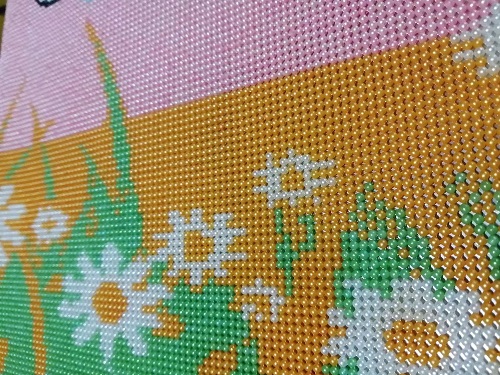 9月18日，正規(guī)純手工活外發(fā)，在家兼職手工活，手工之家的珠繡串珠手工很適合在家加工，圖為勵志珠珠繡手工產(chǎn)品細節(jié)剪影